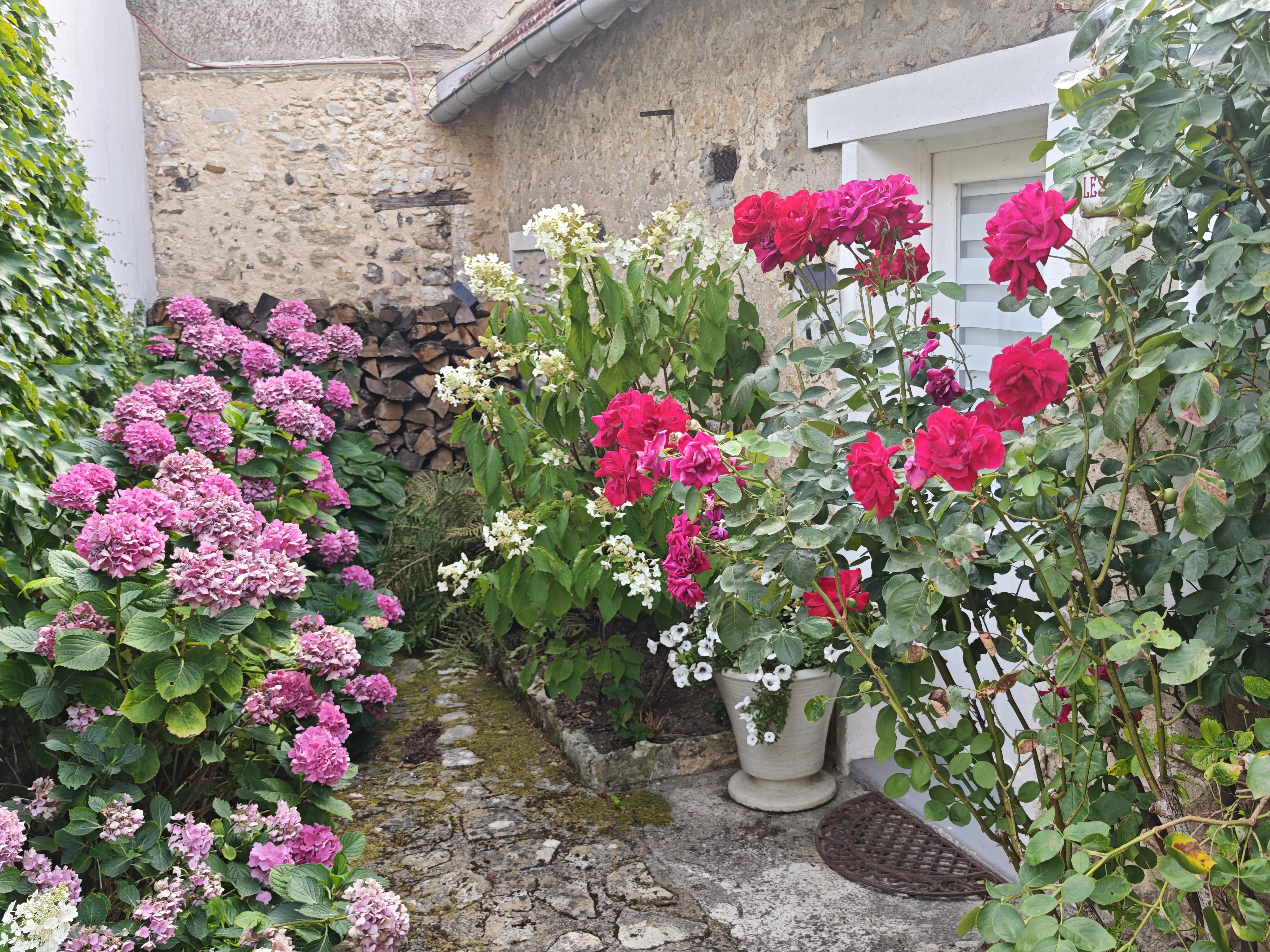 La façade des Sablons et son jardin à l'heure dorée